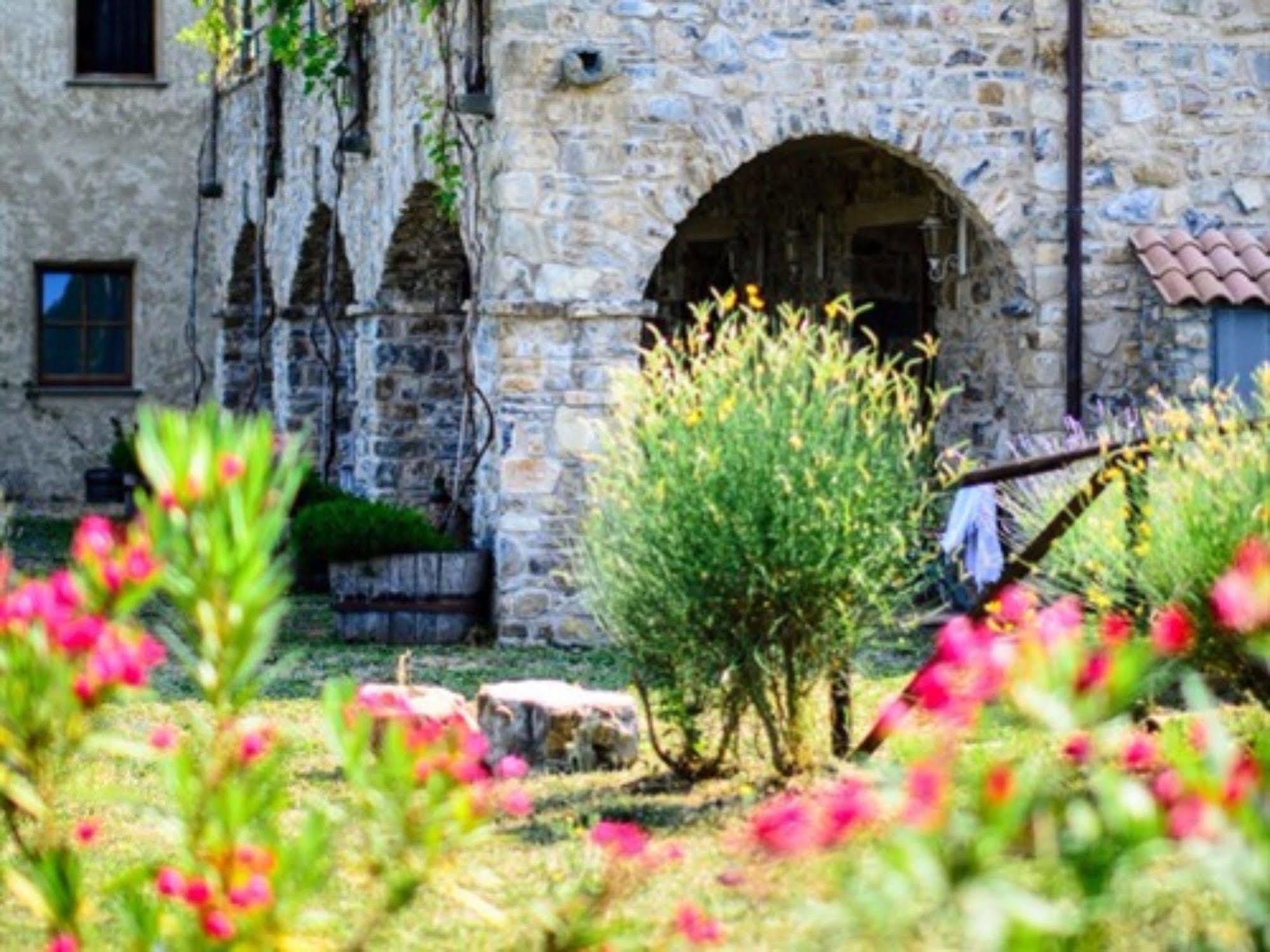 Hotel Podere Conti Filattiera Экстерьер фото
